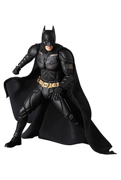 MAFEX BATMAN Ver.3.0 「ダークナイト ライジング」より、バットマンが登場。全高約160mm。各種手首パーツ、グラップネルガン、ボムガン、E.M.P.ブラスター、バットラング、可動式フィギュアスタンド付き。頭部原型製作/島崎恭一。パーツ原型製作/PERFECT-STUDIO。衣装製作/のだゆみこ(創ing)。6800円(税別)。2018年3月発売予定。<br />※監修中のサンプルを撮影しているため、発売商品とは一部異なる場合があります。<br />BATMAN BEGINS, THE DARK KNIGHT, THE DARK KNIGHT RISES and all related characters and elements © & ™ DC Comics and Warner Bros. Entertainment Inc. (s17)