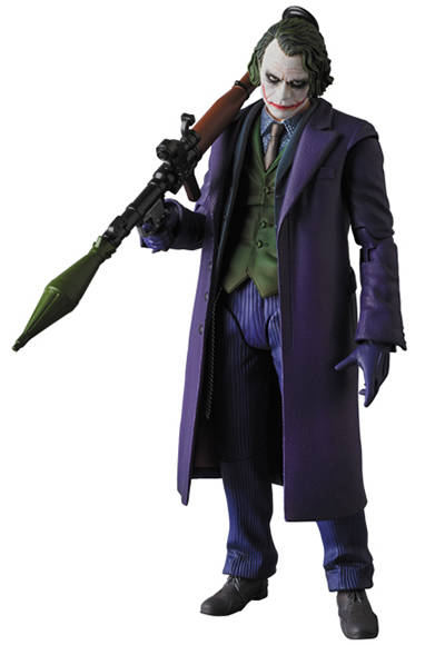 MAFEX JOKER Ver.2.0 「ダークナイト」より、ジョーカーのアップグレード版が登場。全高約160mm。各種手首パーツ、ロケットランチャー、マシンガン、ピストル、ナイフ、トランプ、可動式フィギュアスタンド付き。頭部原型製作/島崎恭一。パーツ原型製作/PERFECT-STUDIO。2018年1月発売予定・6800円(税別)。<br />※監修中のサンプルを撮影しているため、発売商品とは一部異なる場合があります。<br />THE DARK KNIGHT and all related characters and elements © & ™ DC Comics and Warner Bros. Entertainment Inc. (s17)