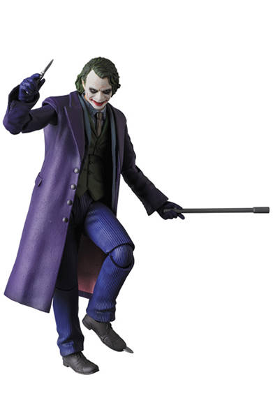 MAFEX JOKER Ver.2.0 「ダークナイト」より、ジョーカーのアップグレード版が登場。全高約160mm。各種手首パーツ、ロケットランチャー、マシンガン、ピストル、ナイフ、トランプ、可動式フィギュアスタンド付き。頭部原型製作/島崎恭一。パーツ原型製作/PERFECT-STUDIO。2018年1月発売予定・6800円(税別)。<br />※監修中のサンプルを撮影しているため、発売商品とは一部異なる場合があります。<br />THE DARK KNIGHT and all related characters and elements © & ™ DC Comics and Warner Bros. Entertainment Inc. (s17)