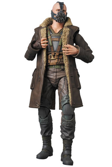 MAFEX BANE 「ダークナイト ライジング」より、宿敵ベインが登場。全高約160mm。パーツ差し替えでコートを脱いだ状態を再現可能。各種手首パーツ、はぎ取られたバットマンのマスク、可動式フィギュアスタンド付き。頭部原型製作/島崎恭一。パーツ原型製作/PERFECT-STUDIO。6800円(税別)。2018年2月発売予定。<br />THE DARK KNIGHT RISES and all related characters and elements © & ™ DC Comics and Warner Bros. Entertainment Inc. (s17)