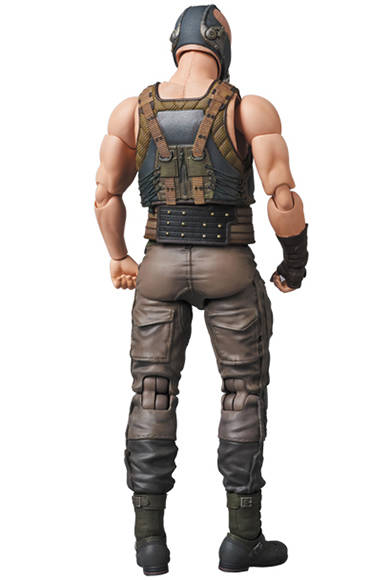 MAFEX BANE 「ダークナイト ライジング」より、宿敵ベインが登場。全高約160mm。パーツ差し替えでコートを脱いだ状態を再現可能。各種手首パーツ、はぎ取られたバットマンのマスク、可動式フィギュアスタンド付き。頭部原型製作/島崎恭一。パーツ原型製作/PERFECT-STUDIO。6800円(税別)。2018年2月発売予定。<br />THE DARK KNIGHT RISES and all related characters and elements © & ™ DC Comics and Warner Bros. Entertainment Inc. (s17)