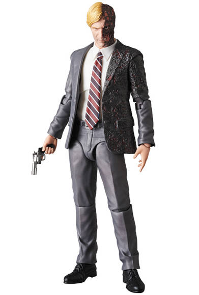 MAFEX HARVEY DENT 「ダークナイト」より、ハービー・デントが登場。パーツ差し替えでトゥーフェイスになった姿を再現可能。全高約160mm。各種手首パーツ、ピストル、バッジ、コイン、可動式フィギュアスタンド付き。頭部原型制作/島崎恭一。パーツ原型製作/PERFECT-STUDIO。6800円(税別)。2018年4月発売予定。<br />※監修中のサンプルを撮影しているため、発売商品とは一部異なる場合があります。<br />THE DARK KNIGHT and all related characters and elements © & ™ DC Comics and Warner Bros. Entertainment Inc. (s17)