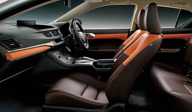 CT200h“version L” （インテリアカラー ： サンフレアブラウン／ノーブルブラウン）