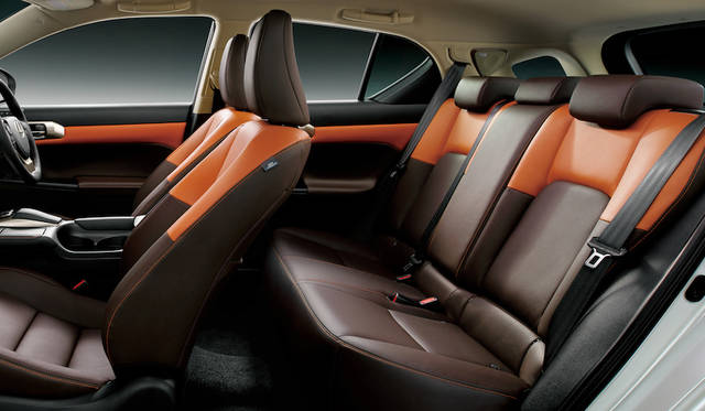 CT200h“version L” （インテリアカラー ： サンフレアブラウン／ノーブルブラウン）