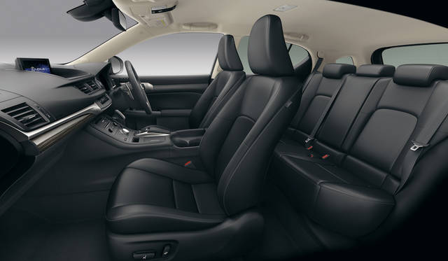 CT200h“version L” （インテリアカラー ： ブラック）