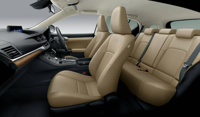 CT200h （インテリアカラー ： シャトー）