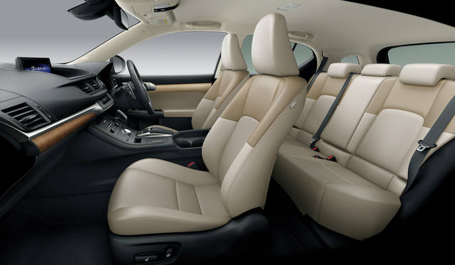 CT200h“version L” （インテリアカラー ： シャトー／フロマージュ）