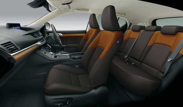 CT200h“version C” （インテリアカラー ： ダークキャメル／ノーブルブラウン）