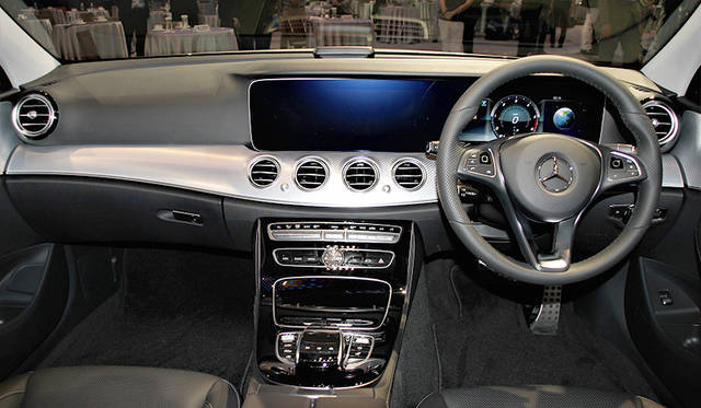 サプライズとして登場した「Eクラス オールテレイン」。展示されていたのは右ハンドル仕様