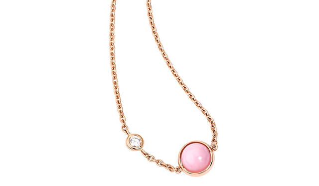 <strong>「ポセション」日本限定ペンダント</strong><br />素材｜ピンクオパール、ダイヤモンド約0.06ct、18KPG<br />チェーンの長さ｜39/42cm<br />価格｜18万5000円（税別）