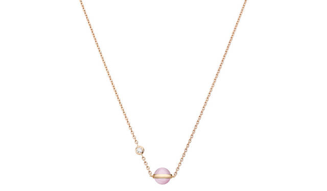 <strong>「ポセション」日本限定ペンダント</strong><br />素材｜ピンクオパール、ダイヤモンド約0.06ct、18KPG<br />チェーンの長さ｜39/42cm<br />価格｜18万5000円（税別）