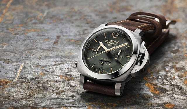 <strong>ルミノール1950クロノ モノプルサンテ エイトデイズ GMTチタニオ-44mm</strong><br> ムーブメント｜手巻き（P.2004キャリバー）<br> パワーリザーブ｜192時間<br> ケース素材｜チタン（サテン仕上げ）<br> ケース径｜44mm<br> 防水｜10気圧<br> 価格｜190万円（税別）