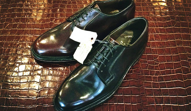 写真奥のブラウン社オリジナルモデルを日本人の足型に合わせるべく、日本で開発されたのが手前の「2504」のファーストモデル。双方ともリーガルコーポレーション本社に保管されている。