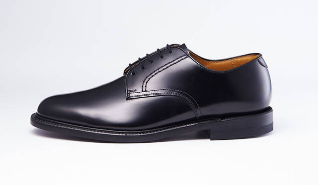 左が現行モデルの「2504」（2万4000円）で、右が新作スピンオフモデルの「04NR」（2万8000円）。アイコンであるシューレース部の太いステッチなど基本デザインは踏襲しているが、見比べるとフォルムがよりモダンでスタイリッシに進化しているのが分かるだろう。