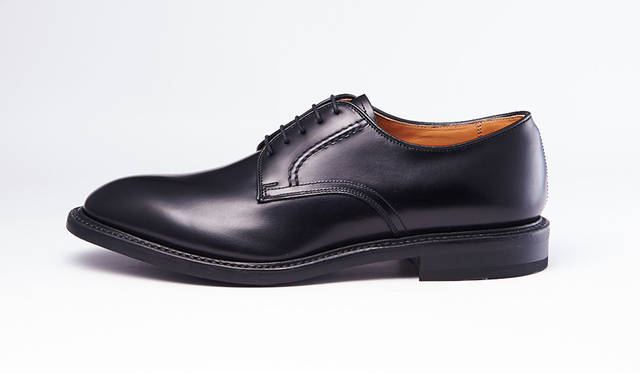 左が現行モデルの「2504」（2万4000円）で、右が新作スピンオフモデルの「04NR」（2万8000円）。アイコンであるシューレース部の太いステッチなど基本デザインは踏襲しているが、見比べるとフォルムがよりモダンでスタイリッシに進化しているのが分かるだろう。