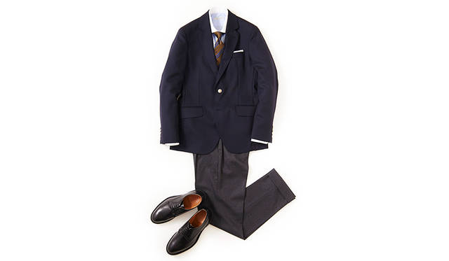 ネイビーブレザー＆グレーパンツの王道ジャケットスタイルに、ベーシックなプレーントゥがベストマッチ。まさに時代を超越した組み合わせだが、ジャケットやパンツのシルエットと同じように、シューズのフォルムがモダンな時代感を醸し出し、古臭さは感じさせない。 <br><br> 靴2万8000円／リーガル（リーガル コーポレーション Tel.047-304-7261）、ジャケット6万6000円／ハケット ロンドン（ハケット ロンドン 銀座 Tel.03-6264-5362）、シャツ2万円／ギ ローバー、タイ1万5000円／ステファノ ビジ、チーフ4000円／ムンガイ、パンツ3万6000円／PT01（すべてリング東京 Tel.03-3497-5577）
