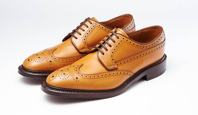 甲革に姫路レザー、底革に栃木レザーを用い、リーガル新潟工場で縫い上げた高品質な純日本製のロングウィングチップ。味わい深いライトブラウンは高級感も満点だ。4万3750円