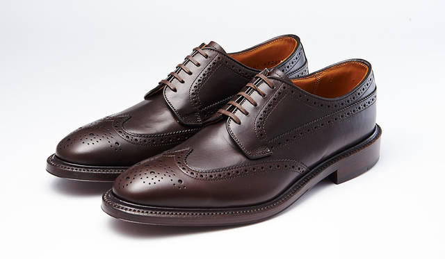 甲革に姫路レザー、底革に栃木レザーを用い、リーガル新潟工場で縫い上げた高品質な純日本製のロングウィングチップ。ダークブラウンはスーツの足元を格上げする。4万3750円