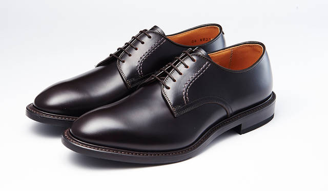 傑作「2504」から生まれた普遍的でモダンなスピンオフシリーズは、ハイブリッドラバーソール採用で機能性も十分。黒に近い茶のプレーントゥは合わせる装い不問だ。2万8000円