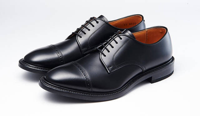 傑作「2504」から生まれた普遍的でモダンなスピンオフシリーズは、ハイブリッドラバーソール採用で機能性も十分。穴飾り付きのキャップトゥは格式高い席にも通用。2万8000円