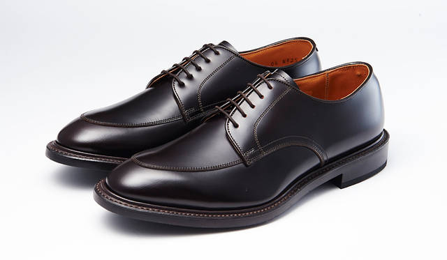 傑作「2504」から生まれた普遍的でモダンなスピンオフシリーズは、ハイブリッドラバーソール採用で機能性も十分。スマートなUチップはオン・オフ双方で活躍する。2万8000円