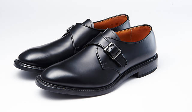 傑作「2504」から生まれた普遍的でモダンなスピンオフシリーズは、ハイブリッドラバーソール採用で機能性も十分。黒のモンクストラップならモードな装いにも合う。2万8000円