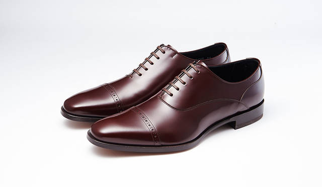 シャープなロングノーズフォルムの木型を用い、スタイリッシュに仕上げた新作シリーズ。ステッチのみのキャップトゥや左右非対称の切り替えでシャープさが際立つ。0万0000円