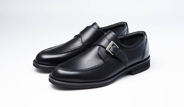 防水・透湿性を備え、靴のなかを快適に保つゴアテックスファブリックを採用し、幅広な3Eウィズでゆったり履けるシリーズ。黒モンクストラップはモダンにきまる。0万0000円