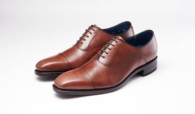 足幅が狭い若い世代に向け、ロングノーズ＆シングルEのシャープな木型を採用したシリーズ。味のあるムラ感が高級感を醸し出すストレートチップは若々しい雰囲気。0万0000円