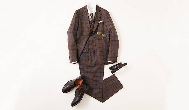 今季らしいブリティッシュクラシックを感じさせるウインドーペーン柄のスリーピーススーツ。スピンオフシリーズのストレートチップモデルは、クラシックすぎないモダンの薫る足元を演出。ウエストを絞り込んだ立体的フォルムによる軽妙さにより、過剰な重厚感も払拭できる。<br><br>  靴2万8000円／リーガル（リーガル コーポレーション Tel.047-304-7261）、スーツ34万円、ジレ8万円／ともにイザイア（イザイア ナポリ 東京ミッドタウン店 Tel.03-6447-0624）、シャツ3万4000円、タイ1万8000円／ともにルイジ ボレッリ、チーフ7000円／シモノ ゴダール（すべて東京）、ベルト1万7000円／アンダーソンズ（エスディーアイ Tel.03-6721-1070）、メガネ2万8000円／フィッシュ＆チップス（デコラ Tel.03-3211-3201）