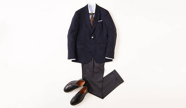 ネイビーブレザー＆グレーパンツの王道ジャケットスタイルに、ベーシックなプレーントゥがベストマッチ。まさに時代を超越した組み合わせだが、ジャケットやパンツのシルエットと同じように、シューズのフォルムがモダンな時代感を醸し出し、古臭さは感じさせない。 <br><br> 靴2万8000円／リーガル（リーガル コーポレーション Tel.047-304-7261）、ジャケット6万6000円／ハケット ロンドン（ハケット ロンドン 銀座 Tel.03-6264-5362）、シャツ2万円／ギ ローバー、タイ1万5000円／ステファノ ビジ、チーフ4000円／ムンガイ、パンツ3万6000円／PT01（すべてリング東京 Tel.03-3497-5577）