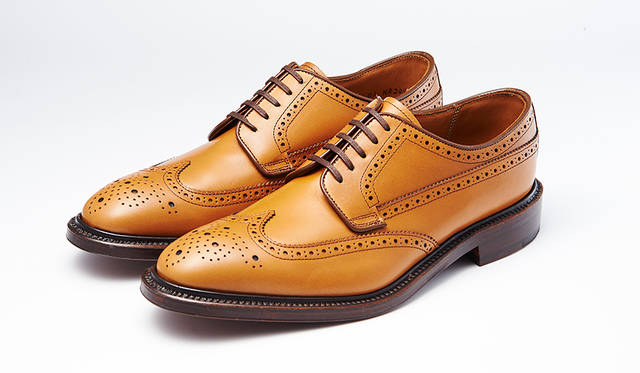甲革、底革ともに日本のタンナー製を用い、リーガルコーポレーション自社国内工場で作られた高品質な純日本製のウィングチップ。味わい深いブラウンは高級感も満点だ。4万4000円
