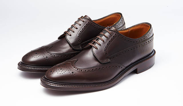 甲革、底革ともに日本のタンナー製を用い、リーガルコーポレーション自社国内工場で作られた高品質な純日本製のウィングチップ。ダークブラウンはスーツの足元を格上げする。4万4000円