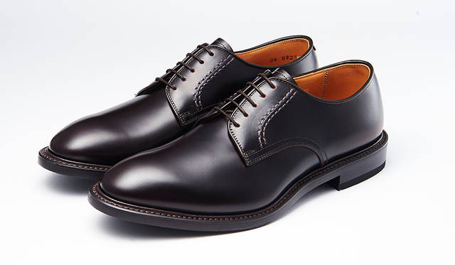 傑作「2504」から生まれた普遍的でモダンなスピンオフシリーズは、ハイブリッドラバーソール採用で機能性も十分。黒に近い茶のプレーントウは合わせる装いを選ばない。2万8000円