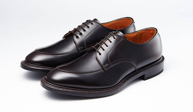 傑作「2504」から生まれた普遍的でモダンなスピンオフシリーズは、ハイブリッドラバーソール採用で機能性も十分。スマートなUチップはオン・オフ双方で活躍する。2万8000円