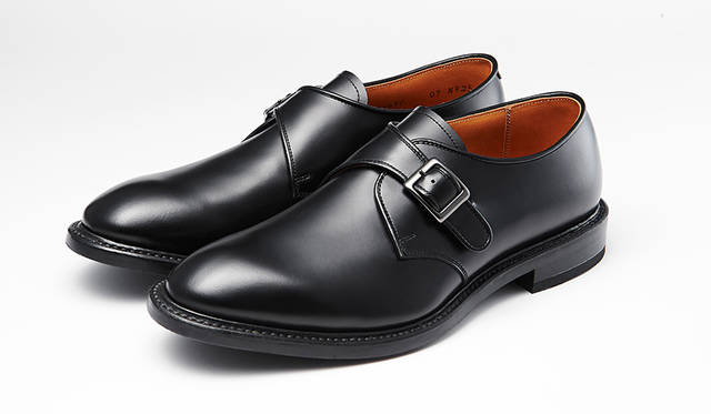 傑作「2504」から生まれた普遍的でモダンなスピンオフシリーズは、ハイブリッドラバーソール採用で機能性も十分。黒のモンクストラップならモードな装いにも合う。2万8000円