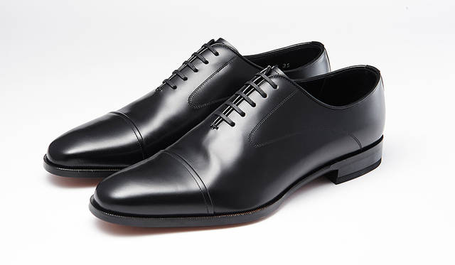 シャープなロングノーズフォルムの木型を用い、スタイリッシュに仕上げた新作シリーズ。キャップトゥは折り伏せ縫いでステッチが目立たず、ミニマルな足元を演出。2万3000円