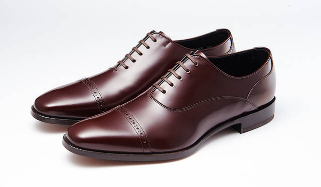 シャープなロングノーズフォルムの木型を用い、スタイリッシュに仕上げた新作シリーズ。ステッチのみのキャップトゥや左右非対称の切り替えでシャープさが際立つ。2万3000円