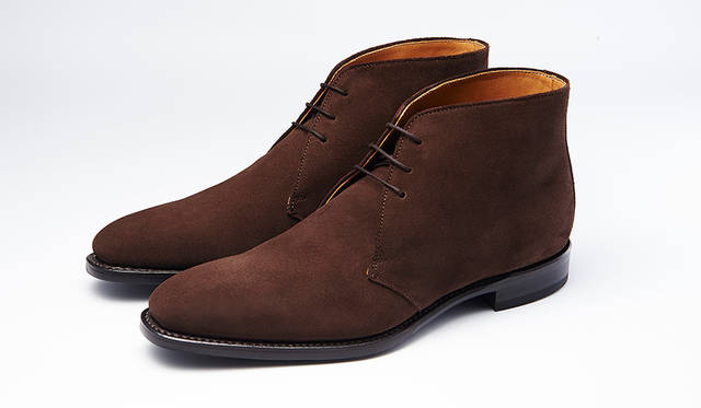秋冬の足元に欠かせないスエードのチャッカーブーツ。グッドイヤーウエルト式製法で長く履ける。定番のブラウンスエードはビジネスにもカジュアルにも合わせやすい。3万円