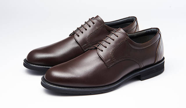 防水・透湿性を備え、靴のなかを快適に保つゴアテックス®ファブリクスを採用し、幅広な3Eウィズでゆったり履けるシリーズ。プレーントウは毎日の通勤にぴったり。2万2000円