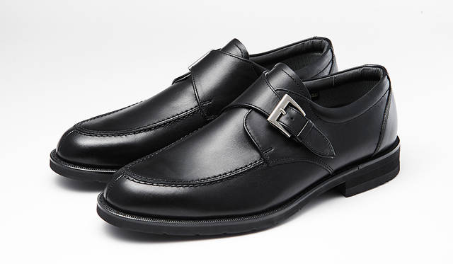 防水・透湿性を備え、靴のなかを快適に保つゴアテックス®ファブリクスを採用し、幅広な3Eウィズでゆったり履けるシリーズ。黒モンクストラップはモダンにきまる。2万2000円