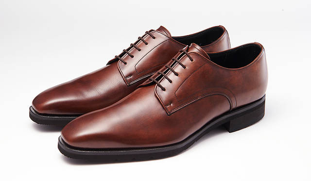 クッション性があり、返りの良い軽量フレックスソールを採用したシリーズ。エッジの効いたつま先、深みとムラを湛えたダークブラウンのプレーントウは品よく個性を表現できる。2万5000円