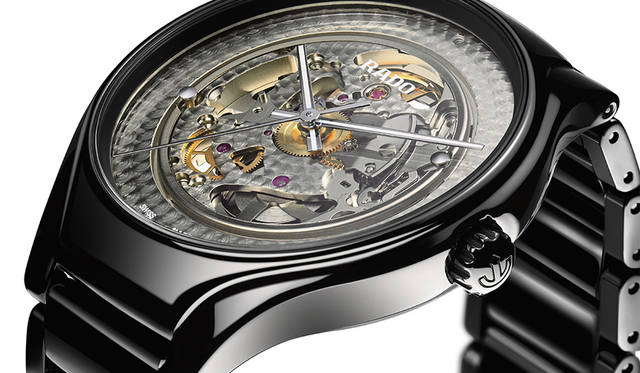 <strong>Rado True Shadow｜ラドー トゥルー シャドー</strong><br><p>ムーブメント｜自動巻き、パワーリザーブ｜80時間ケース素材｜ハイテクセラミックス、チタニウムケースバック、ケース径｜40.1mm、ブレスレット素材｜ハイテクセラミックス、防水｜5気圧（50m）価格｜21万5000円（税別）、限定数｜世界限定1001本、発売｜2017年11月予定</p>