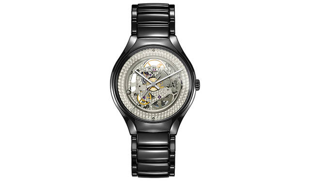 <strong>Rado True Shadow｜ラドー トゥルー シャドー</strong><br><p>ムーブメント｜自動巻き、パワーリザーブ｜80時間ケース素材｜ハイテクセラミックス、チタニウムケースバック、ケース径｜40.1mm、ブレスレット素材｜ハイテクセラミックス、防水｜5気圧（50m）価格｜21万5000円（税別）、限定数｜世界限定1001本、発売｜2017年11月予定</p>