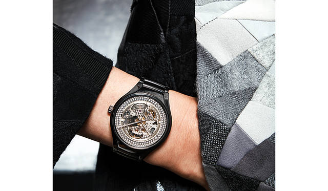 <strong>Rado True Shadow｜ラドー トゥルー シャドー</strong><br><p>ムーブメント｜自動巻き、パワーリザーブ｜80時間ケース素材｜ハイテクセラミックス、チタニウムケースバック、ケース径｜40.1mm、ブレスレット素材｜ハイテクセラミックス、防水｜5気圧（50m）価格｜21万5000円（税別）、限定数｜世界限定1001本、発売｜2017年11月予定</p>