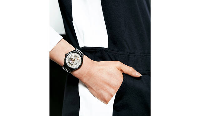 <strong>Rado True Shadow｜ラドー トゥルー シャドー</strong><br><p>ムーブメント｜自動巻き、パワーリザーブ｜80時間ケース素材｜ハイテクセラミックス、チタニウムケースバック、ケース径｜40.1mm、ブレスレット素材｜ハイテクセラミックス、防水｜5気圧（50m）価格｜21万5000円（税別）、限定数｜世界限定1001本、発売｜2017年11月予定</p>