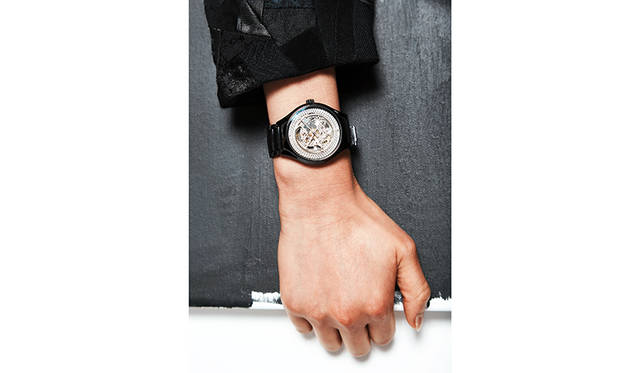 <strong>Rado True Shadow｜ラドー トゥルー シャドー</strong><br><p>ムーブメント｜自動巻き、パワーリザーブ｜80時間ケース素材｜ハイテクセラミックス、チタニウムケースバック、ケース径｜40.1mm、ブレスレット素材｜ハイテクセラミックス、防水｜5気圧（50m）価格｜21万5000円（税別）、限定数｜世界限定1001本、発売｜2017年11月予定</p>