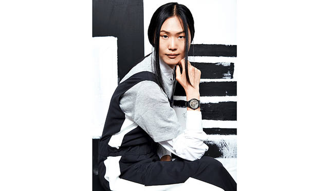 <strong>Rado True Shadow｜ラドー トゥルー シャドー</strong><br><p>ムーブメント｜自動巻き、パワーリザーブ｜80時間ケース素材｜ハイテクセラミックス、チタニウムケースバック、ケース径｜40.1mm、ブレスレット素材｜ハイテクセラミックス、防水｜5気圧（50m）価格｜21万5000円（税別）、限定数｜世界限定1001本、発売｜2017年11月予定</p>