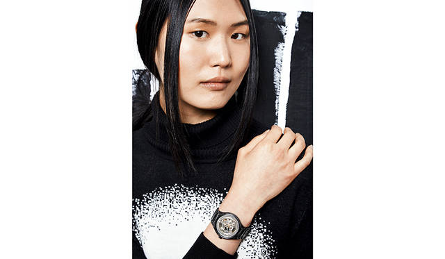 <strong>Rado True Shadow｜ラドー トゥルー シャドー</strong><br><p>ムーブメント｜自動巻き、パワーリザーブ｜80時間ケース素材｜ハイテクセラミックス、チタニウムケースバック、ケース径｜40.1mm、ブレスレット素材｜ハイテクセラミックス、防水｜5気圧（50m）価格｜21万5000円（税別）、限定数｜世界限定1001本、発売｜2017年11月予定</p>