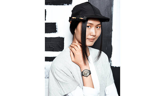 <strong>Rado True Shadow｜ラドー トゥルー シャドー</strong><br><p>ムーブメント｜自動巻き、パワーリザーブ｜80時間ケース素材｜ハイテクセラミックス、チタニウムケースバック、ケース径｜40.1mm、ブレスレット素材｜ハイテクセラミックス、防水｜5気圧（50m）価格｜21万5000円（税別）、限定数｜世界限定1001本、発売｜2017年11月予定</p>
